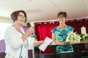 Caroline (getuige) overwint haar angst en zingt, en plein public, één van de lievelingsliederen van de bruid.